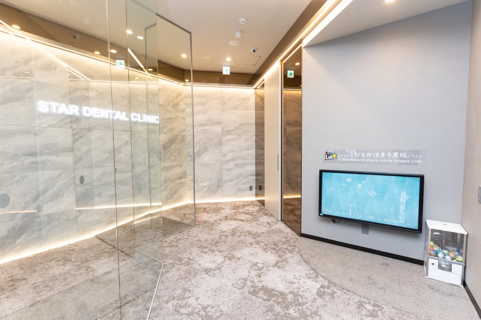 院内の入口(STAR DENTAL CLINIC のロゴ)